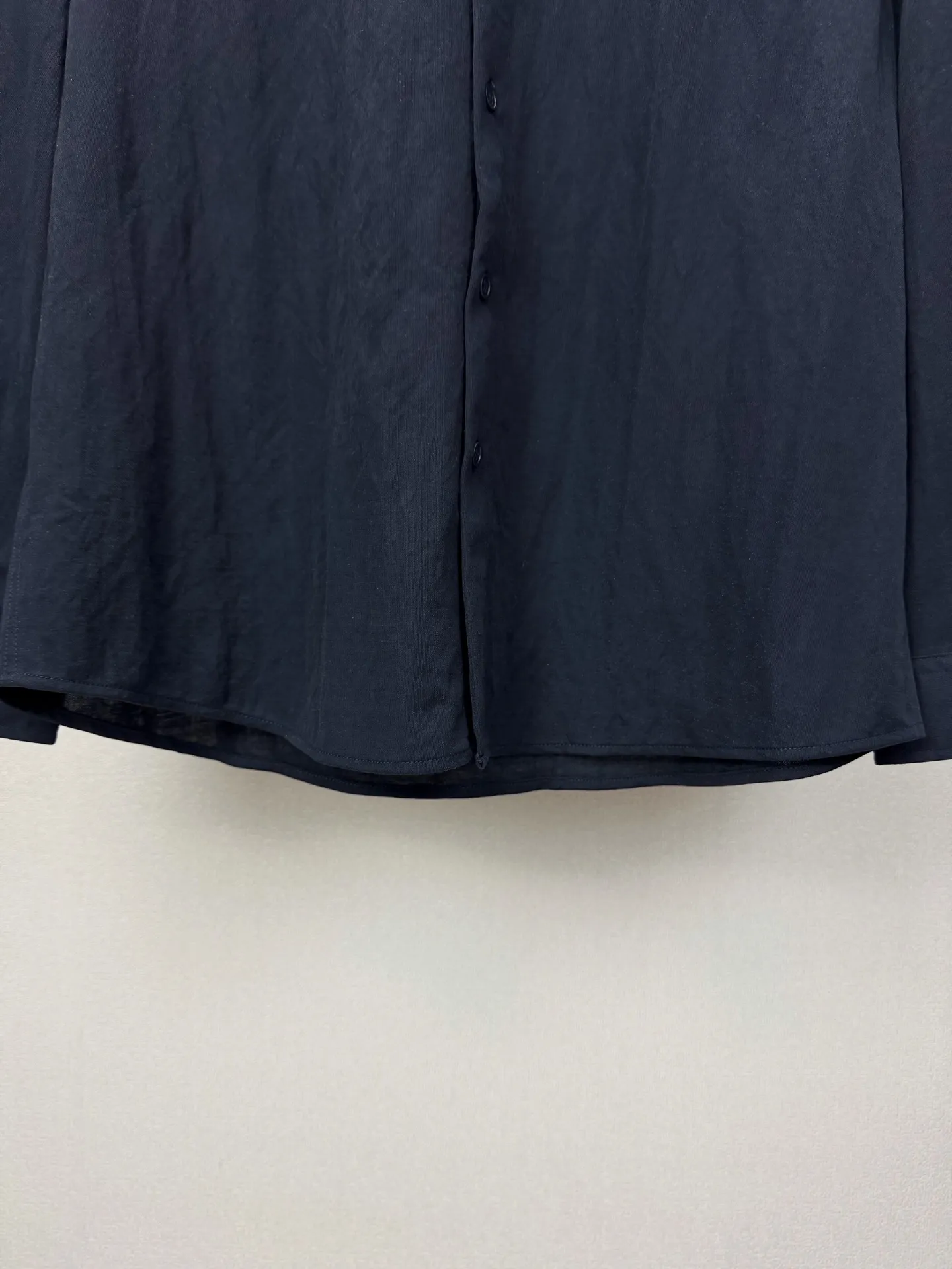 Loro Piana 2026 New Arrival Solid Color Linen Couple Style Lapel Shirt High Version High Version The fabric is made of linen, cotton, nylon composite materials, the whole body is solid color, simple and loose fit, and the leather letter logo embroidery design on the back neck is fashionable and personalized. Super Versatile and good-looking shirt. Very suitable for both men and women. A must-have for everyone. Packaging Tag Collar Label Washed Wheat Complete 👍 Colors: Navy Blue, Gray, Khaki, White Sizes:M-4XL